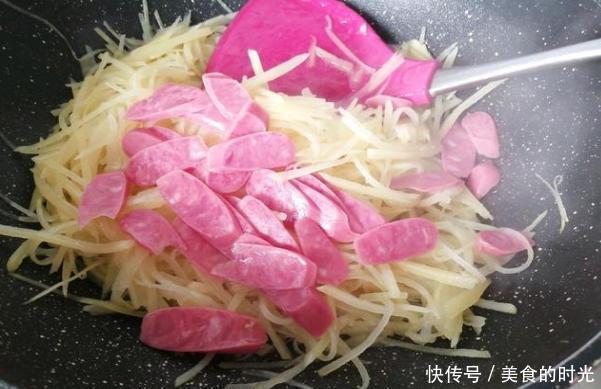 清洗干净|教你做简单的香肠土豆丝,荤素都有还下饭,好吃又实惠