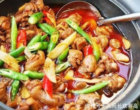  简单|简单的几道家常菜，好吃不贵有营养，家人坐在一起吃的很温馨