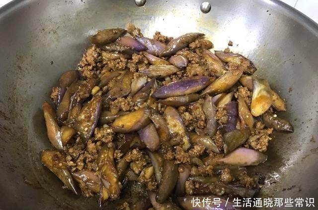将茄子|炒茄子直接放油大厨第一步就错了，不油不黑这样做