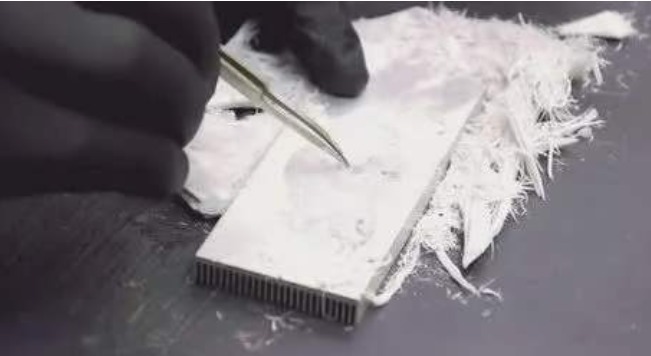 铝板|为什么一滴水银就能摧毁飞机？将水银滴在铝板上，画面太壮观了