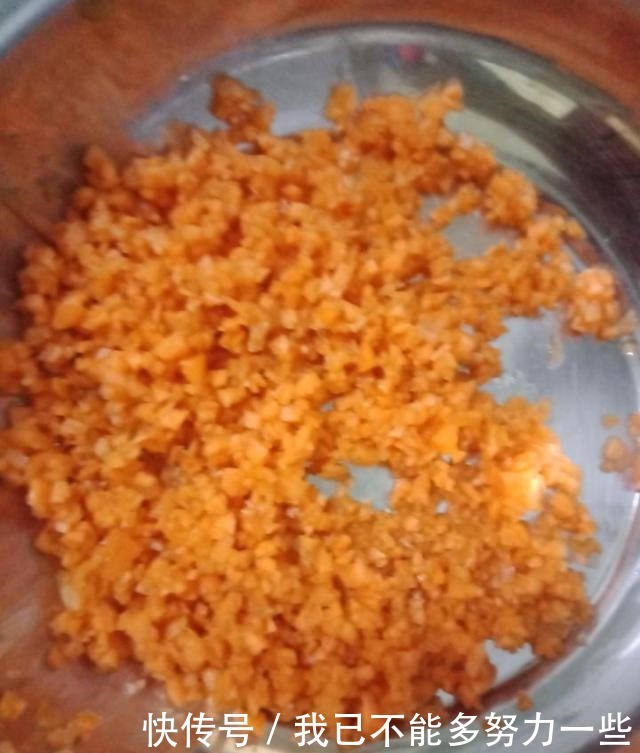 上桌|秋天,这菜好便宜,将它做成丸子,鲜香美味,上桌瞬间扫光