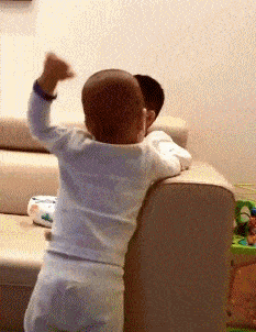 进来|搞笑GIF:这东西怎么突然进来了!可惨了!看看人怎么样了!