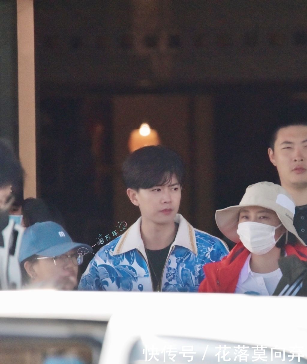 行走|200829 哥哥上班迅速适应入冬模式 穿成行走的“青花瓷”是清爽大可爱