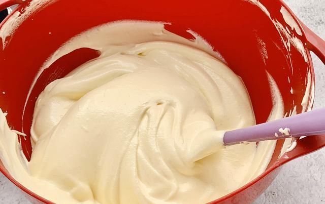  开裂|戚风蛋糕开裂，回缩2个盆教你做蛋糕，配方简单易学，一次成功