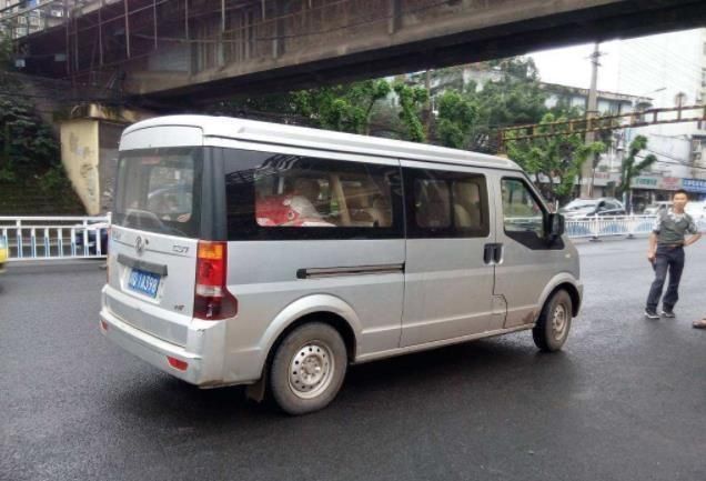 到底|面包车不能拉人也不能拉货?车主反问交警:那我到底干嘛用?