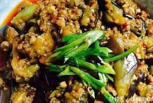  次去女友家|去女友家，丈母娘不唠嗑，只做一桌硬菜招待，亲戚：馋的要来蹭饭