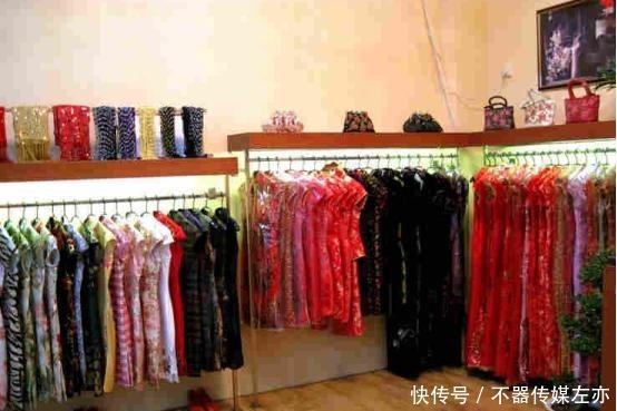  中国|越南大妈到中国旅游，狂购5件旗袍，结账时老板左右为难