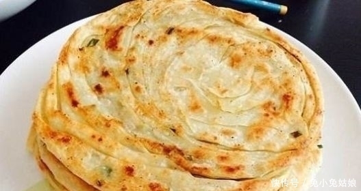  发硬|电饼铛烙饼总发硬？厨师教你一招，简单又实用，面饼放凉也不变硬