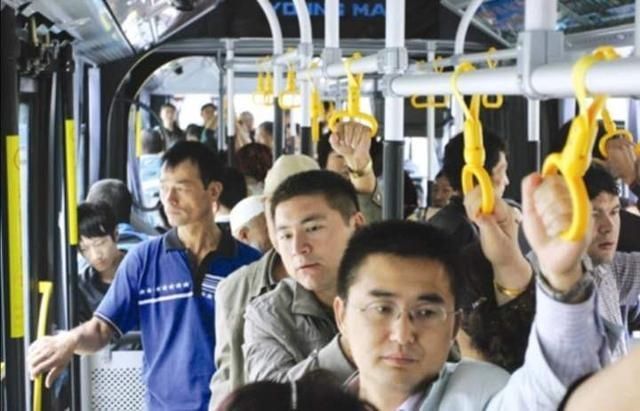 孩子|“没钱买车生什么孩子”孕妇挤公交遭羞辱，小学生帮忙回怼解气