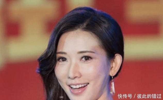 吓人|吴京的替身根本不算什么，周冬雨替身有点“吓人”，网友：这是复制粘贴吗？