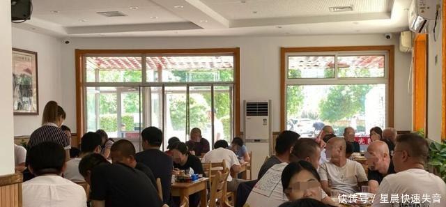 面馆|30多年来,这家面馆厚如指头,每天都挤满了人点餐