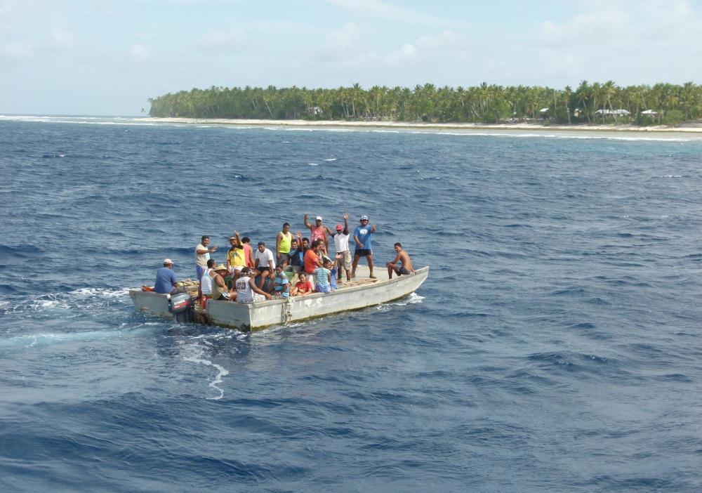 拥有|倒数第一经济体:靠太阳能发电人均拥有5头猪,居民全是双重国籍