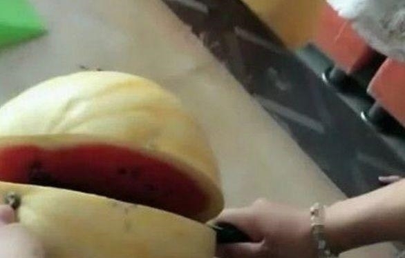  女子|女子买黄色西瓜，回家被老公骂，切开后，老公抢着吃根本停不下来