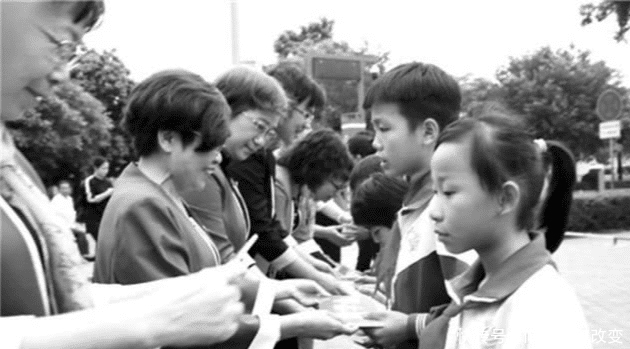 助学金|女大学生助学金被取消，因为用了“高端手机”，举报人谁能想到？