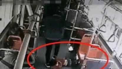 男孩|男孩公交车上多次故意踢踹乘客，教育无效后，男子的反击太残忍