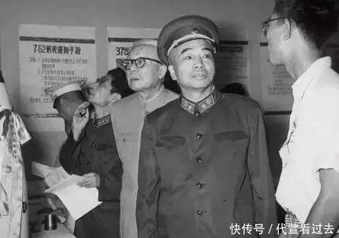 授予|1955年授衔时,彭总知道这个人的军衔后很不高兴,他说:太高,必须降低