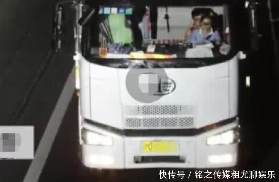  开车上路|小情侣开车遇到摄像头要克制，双手不老实，早晚要成网红