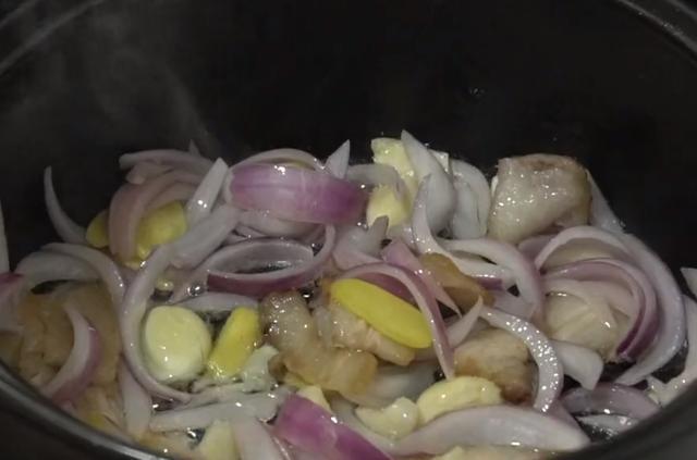  清洗干净|鲤鱼最过瘾的吃法，不加水煮不用蒸，鲜嫩无腥味，5斤鱼一顿解决