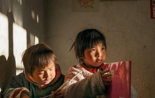 家庭|13岁男孩成5个孩子的爸爸，独自养活一家6口，男孩没办法