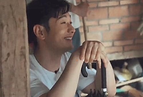  冰雹|彭昱畅跑出去淋冰雹时，谁注意黄晓明的举动？素质不是装出来的