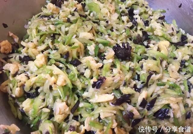 好吃|西葫芦馅饼这样做,柔软又有嚼劲,比炒着吃好吃多了