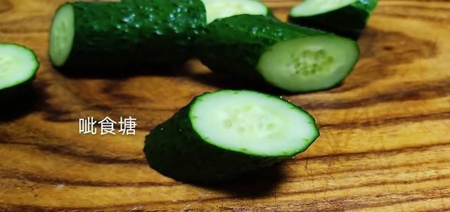 明白|黄瓜菱形片怎么切很多人一直没弄明白,其实只需2步就轻松搞定