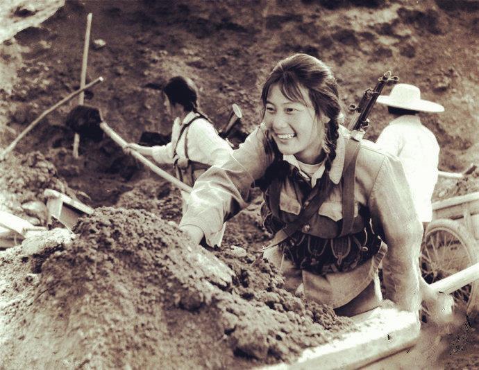 女子|一组70年代的老照片:图3挖河的女民兵,图5女子的行为让人不齿