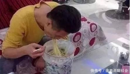 吃法|搞笑又奇葩的方便面吃法,吃垃圾桶方便面的大哥,你是饿坏了吧!
