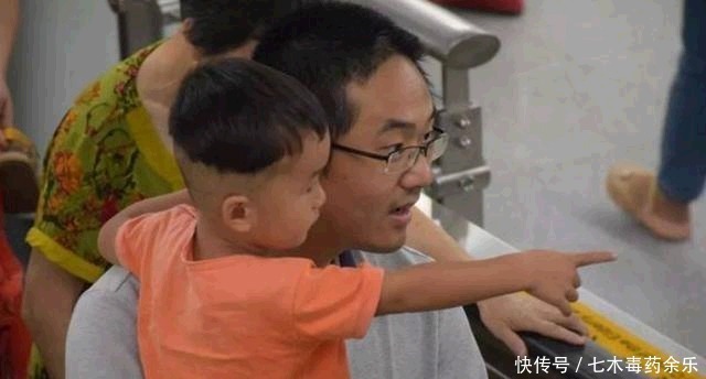 沉睡|爸爸抱沉睡女儿乘地铁，40分钟没人让座，爸爸的举动却让人泪目