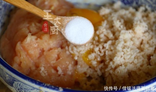 弹牙|莲藕肉丸子汤,丸子爽滑弹牙,汤水清淡鲜香,是你喜欢的味道