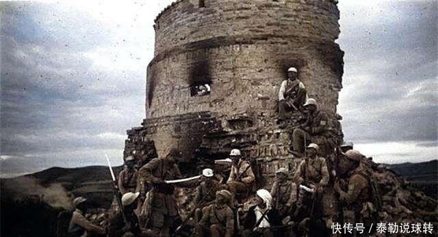久攻不下|日本兵躲在炮楼里，八路军久久攻不下，老农路过这有何难