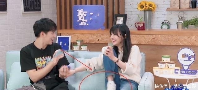  节目|郑爽上节目多次穿鞋踩沙发，真性情还是没素质？网友：情商太低