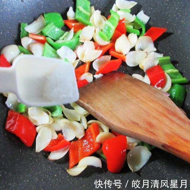好吃|青红椒炒百合，简单快手，好吃又下饭