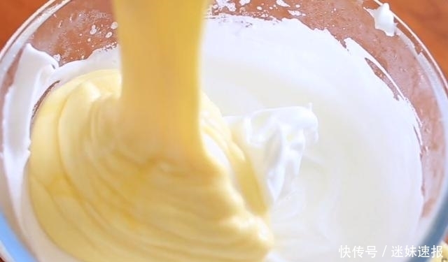 绵软|爆浆花朵小蛋糕:做法简单,绵软香甜,看着就想吃,孩子超喜欢