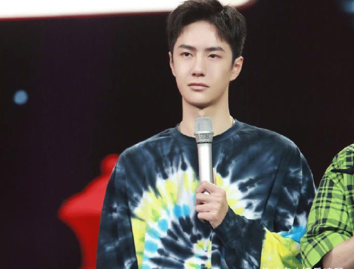 合照|王一博早前表演课合照被扒,被女生包围太搞笑,自费学习粉丝泪奔