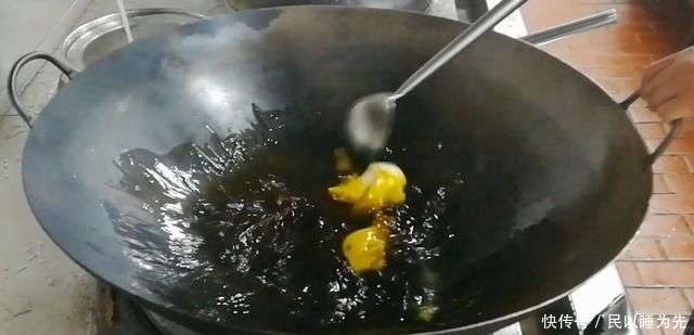 下入锅中|淮扬菜大厨改良员工餐将香菇烧鸡这么做,鲜香微辣,开胃下饭