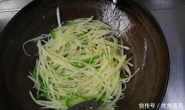 特别|炸土豆丝要掌握三大技巧,薄如丝,酥脆不粘,麻辣酸滑,特别好玩