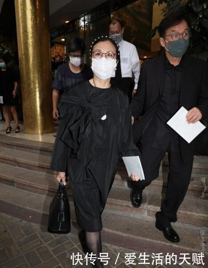 低调|66岁成龙出席赌王葬礼,身材清瘦状态显老,低调到被媒体忽略了