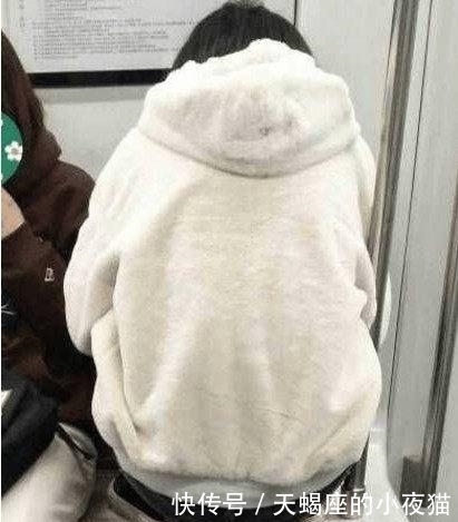 女孩|女孩坐车姿势极其怪异，众人以为在大便，真实情况让人傻了眼