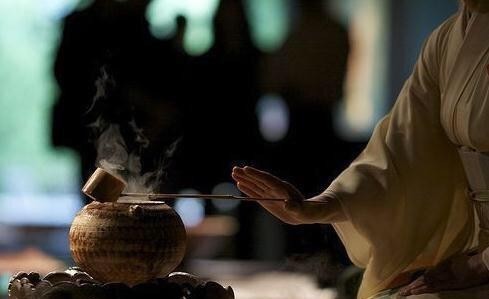 时辰|《长安十二时辰》中,太子煎茶时为什么要将茶饼烤一下?