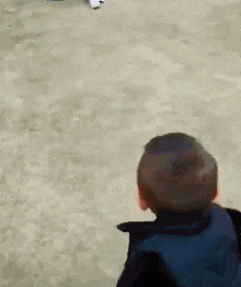 搞笑|搞笑GIF:小弟弟你这么小就会撩妹啊