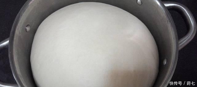  柔软|美食如此简单：一碗面粉一袋牛奶，教你在家做吐司，柔软拉丝有弹性！