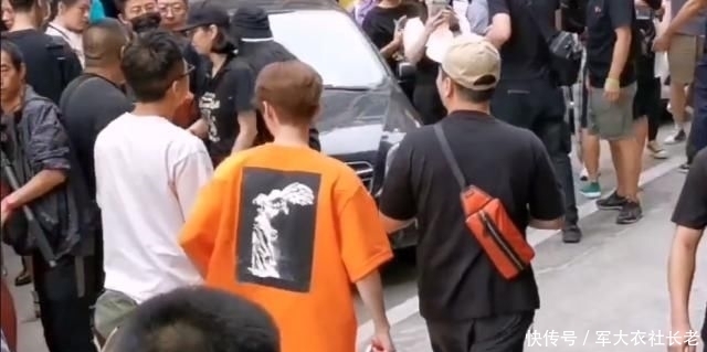 推搡|邓超鹿晗陈赫录综艺,工作人员推搡路人开路,被批扰乱公共秩序