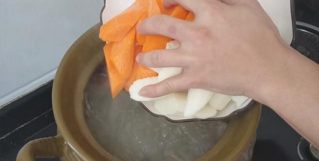 营养|羊汤怎样煲好喝?告诉你1个小技巧,汤香浓郁没骚味,营养又好喝