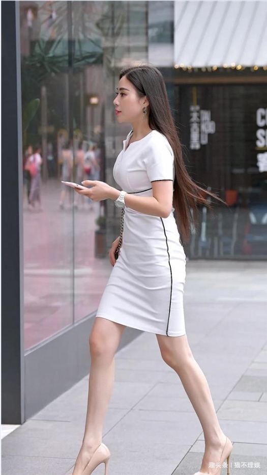 穿搭|小姐姐一袭白色连衣裙,打造出恬静之感