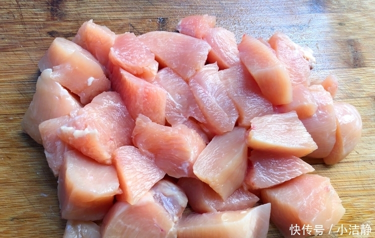 鸡胸肉|鸡胸肉别只会水煮,试试这个做法,香嫩美味,比牛排还好吃