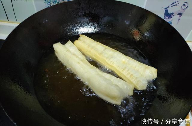 美食|我国传统的美食小吃,炸油条想要蓬松酥脆,最忌加酵母粉