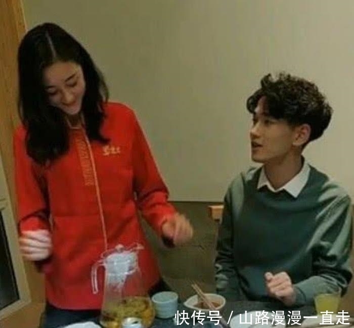 女网友|服务员因长得像热巴而走红, 老板为其加薪, 女网友: 我要旁边的!