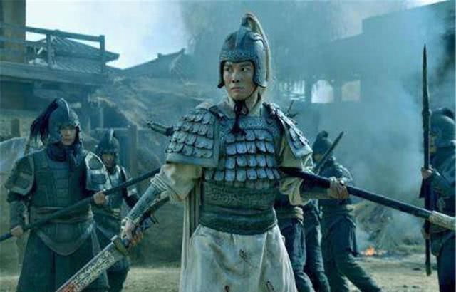 马超|一样是五虎将,为何应对乱箭,马超摔下马,赵云却毫发无伤