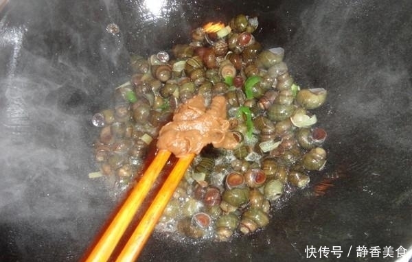 入适量|10斤田螺,闺蜜这样炒一锅,三人啤酒配螺蛳,真够味,真过瘾